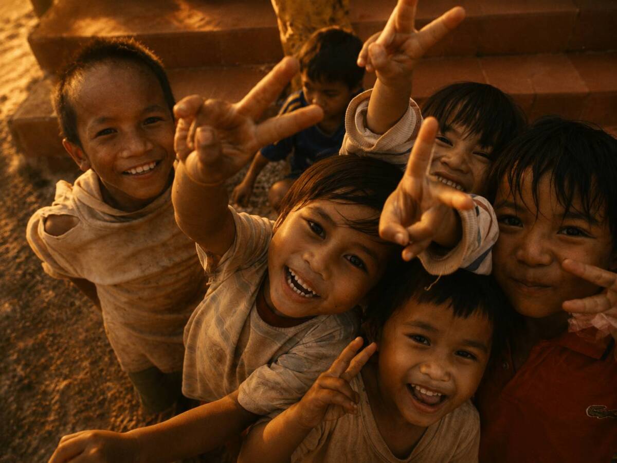 1D9FE426-8316-4B18-AC80-A64CBBE8007D children smiling and showing peace signs
